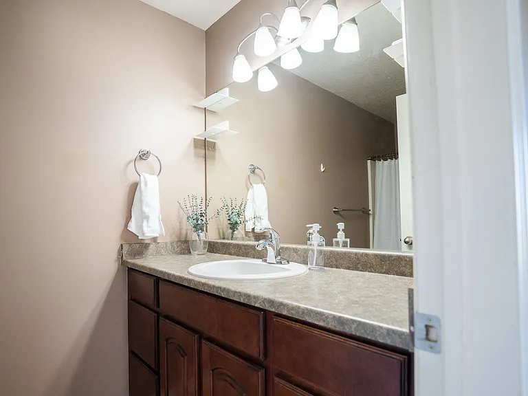 725 Buckingham Dr — Photo 3