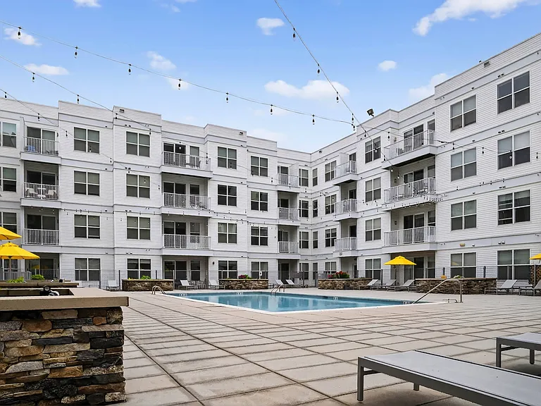 75 Tresser Blvd Apartments — Photo 47