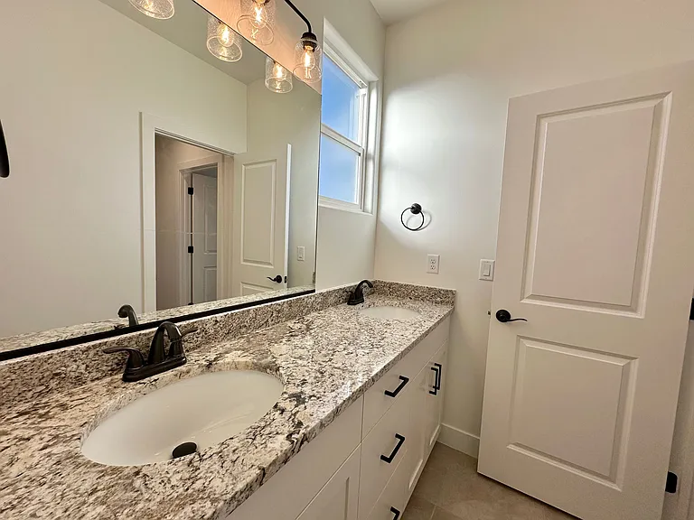 121 N 2480 W — Photo 8
