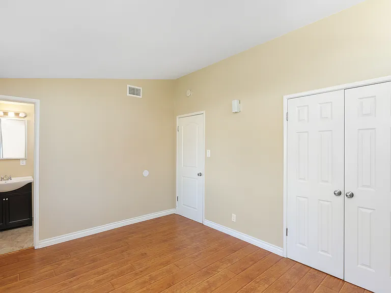 526 N Emerald Dr — Photo 19