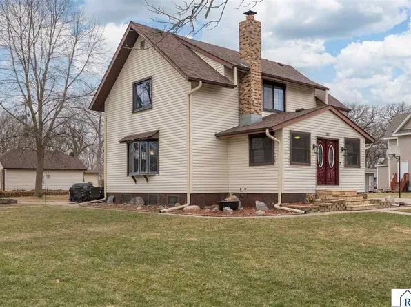 551 1st St, Gaylord, MN 55334