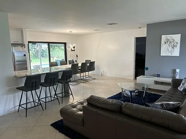 2400 SW 86th Ave — Photo 3