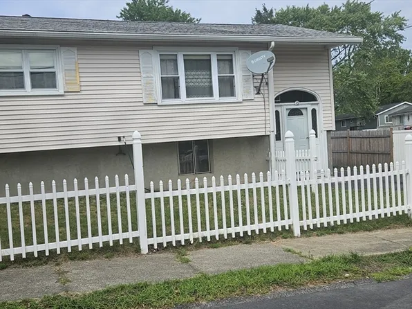 15 Dodge Rd, Hyde Park, MA 02136