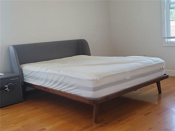 5th image of 90 Maybury St