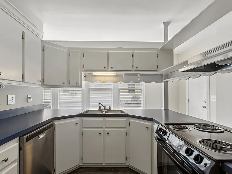 Victorian Village Apartments — Photo 40
