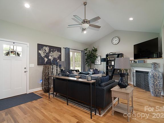5th image of 2135 Evergreen Dr