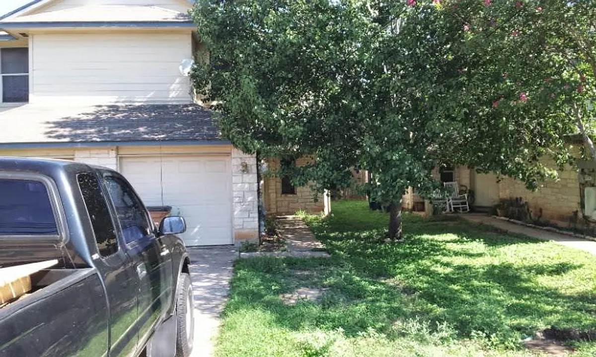 Building Photo - 2400 Riddle Rd #B