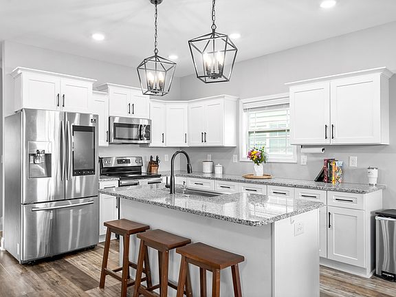 4th image of 405 Andean Ct
