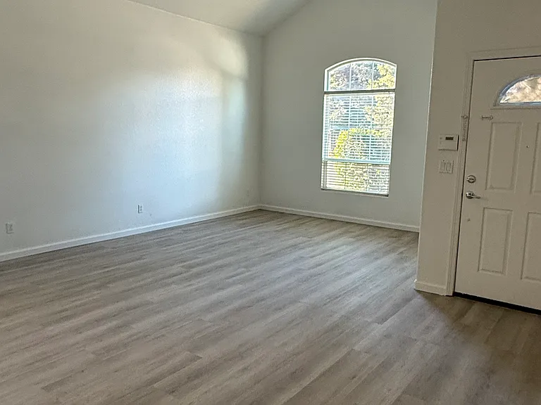1631 Gillette Dr — Photo 2