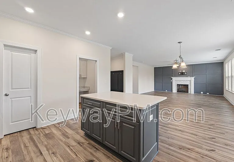 585 Hampton Dr — Photo 9