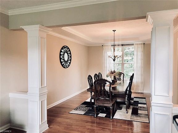 4th image of 10585 Queens Way