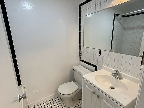 5th image of 826 W 18th St #1