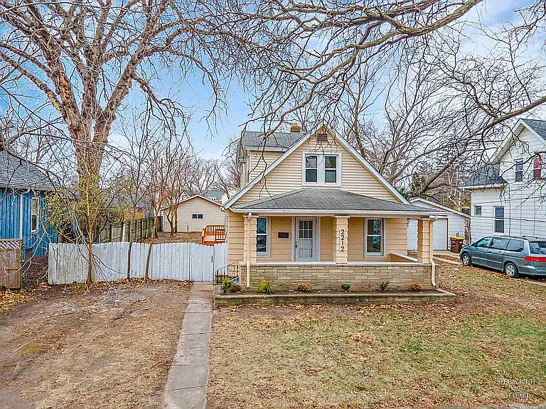 3 bed, 1.5 bath, 1227 sqft, $1,600 — Photo 2