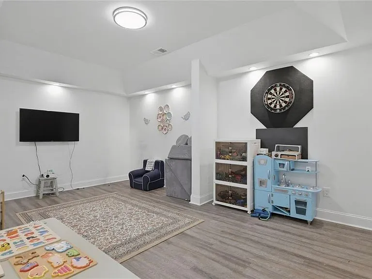 2540 Lansing Ln — Photo 21