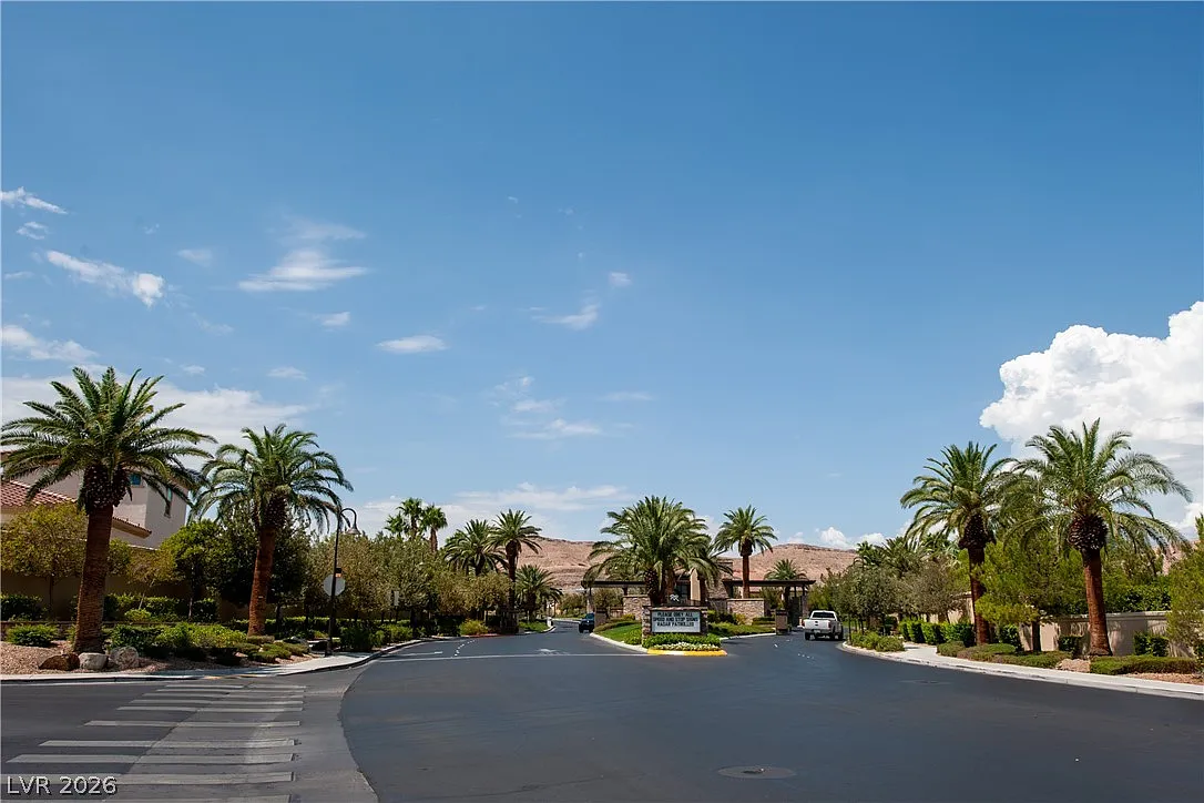 5 bed, 4.0 bath, 3049 sqft, $2,990 — Photo 2