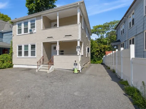 20 Riverside Sq, Hyde Park, MA 02136