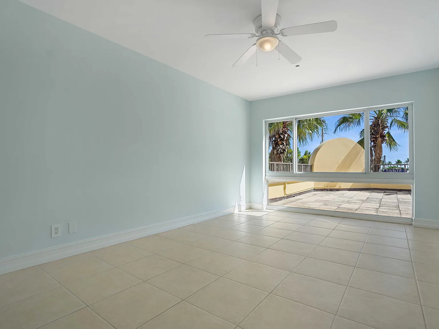 1 bed, 1.5 bath, 926 sqft, $2,400 — Photo 1