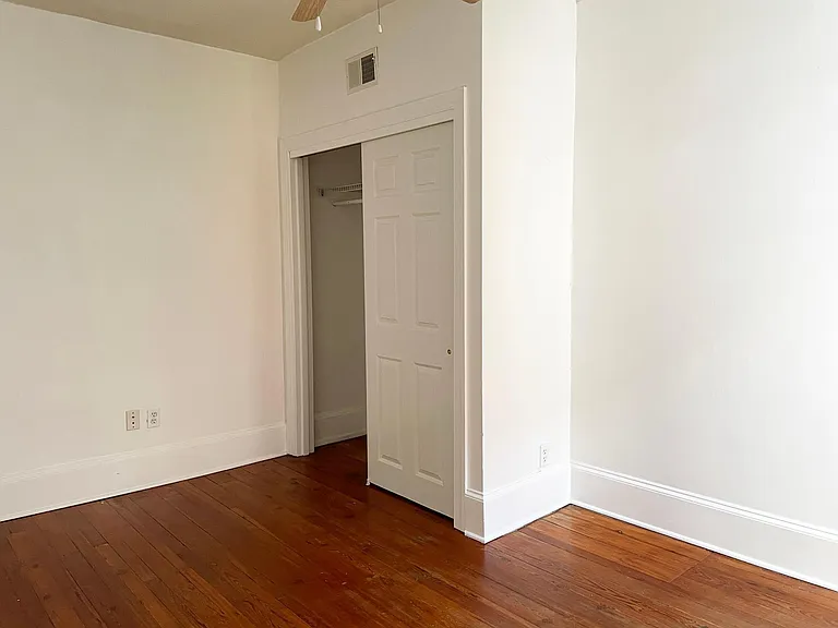 Second bedroom (13'x9')

Note: Photo does not reflect current tenancy.