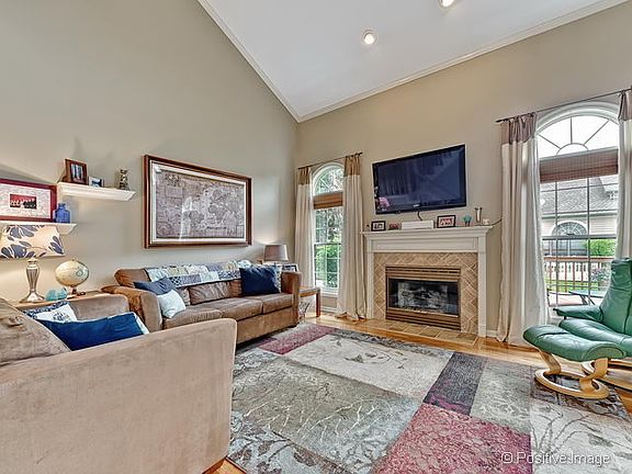 3rd image of 510 Rosebud Dr S