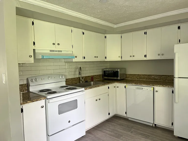 507 Castle Ct — Photo 2