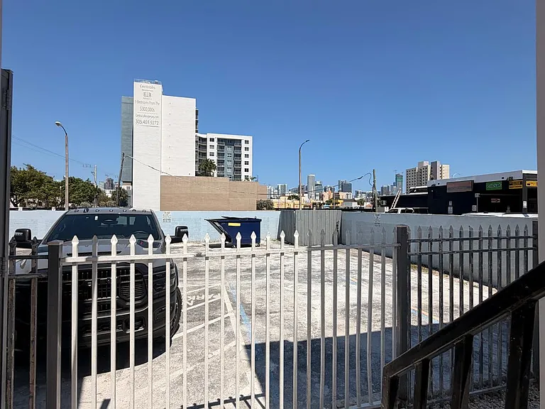 37 NW 12th Ave — Photo 8