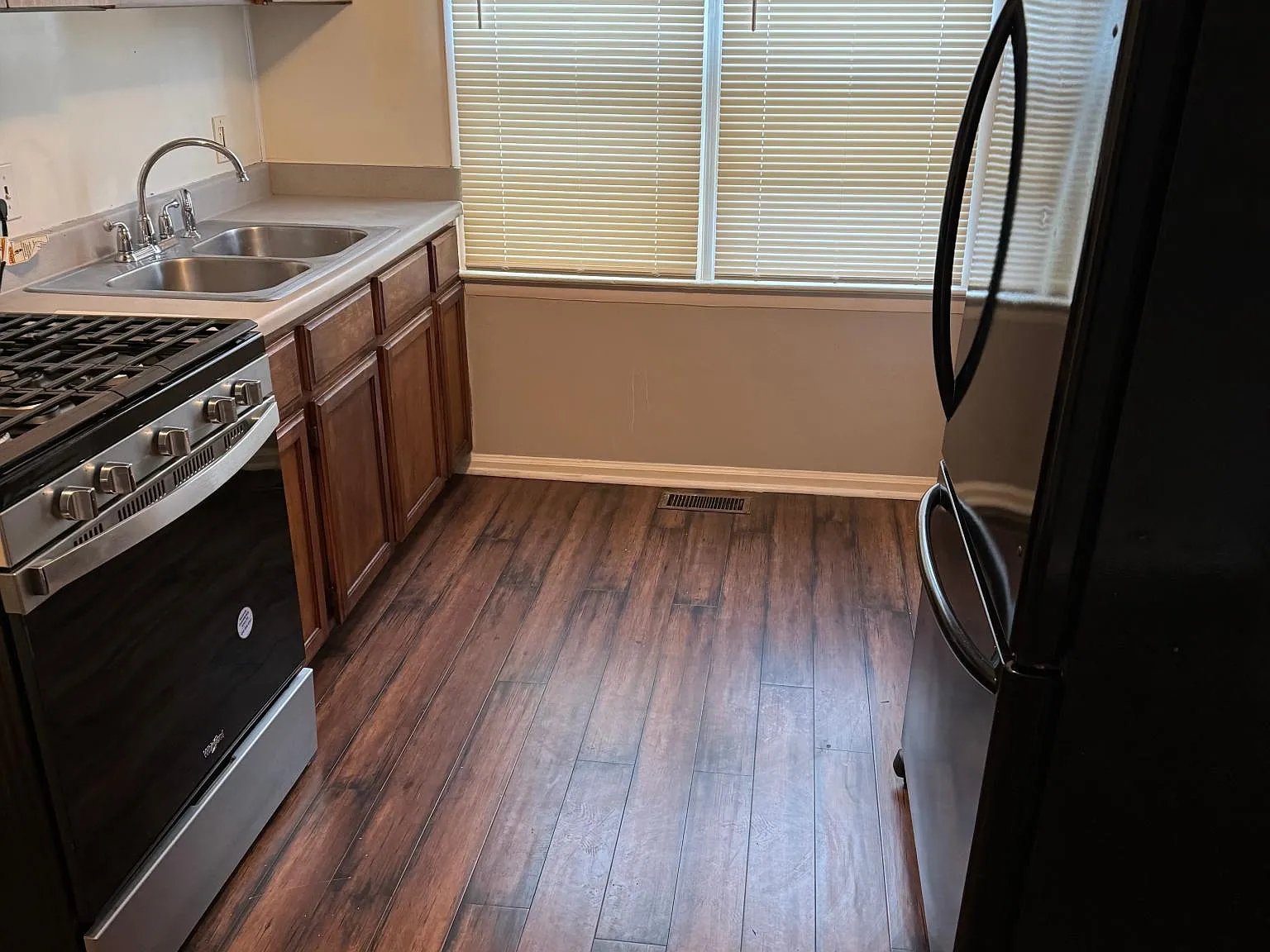 1 bed, 1200 sqft, $900 — Photo 3