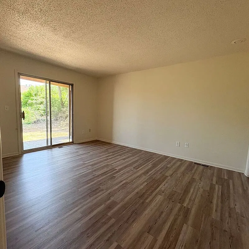 2 bed, 1.0 bath, 891 sqft, $995 — Photo 3