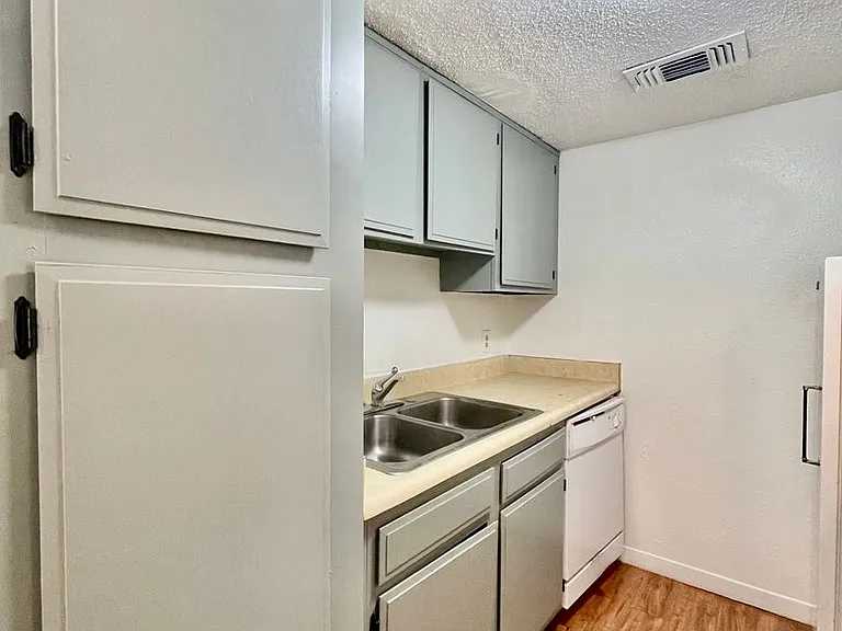 Chestnut Place Apartments — Photo 24