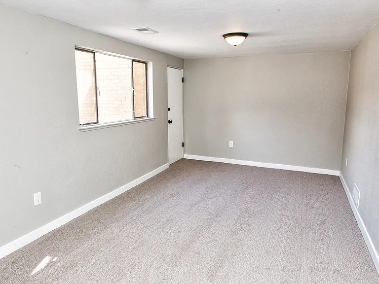 2620 S Holly St — Photo 50