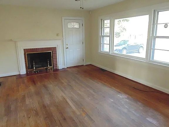 4th image of 810 S Commerce St