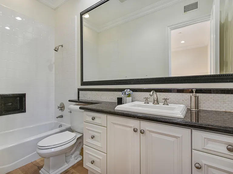 En-suite Bath in Casita