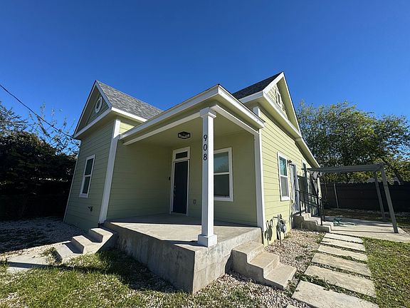 2nd image of 908 Dreiss St