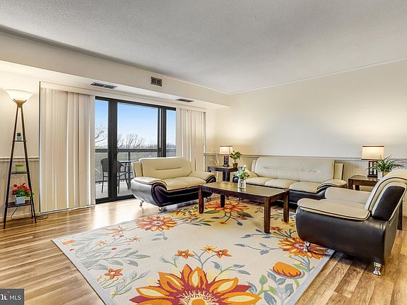5th image of 307 Yoakum Pkwy APT 920