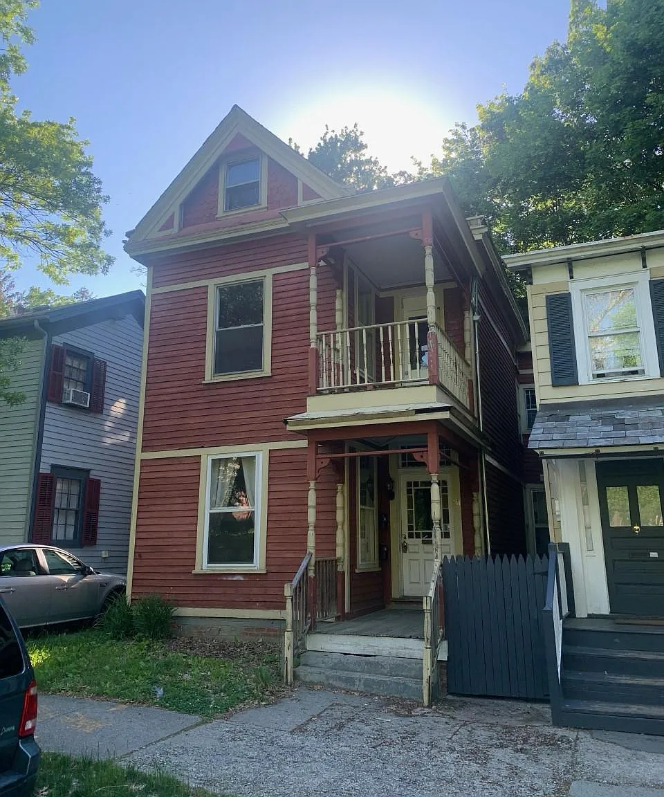 3 bed, 1050 sqft, $1,950 — Photo 1