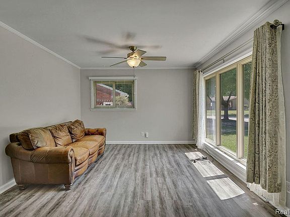 3rd image of 615 Lincoln St