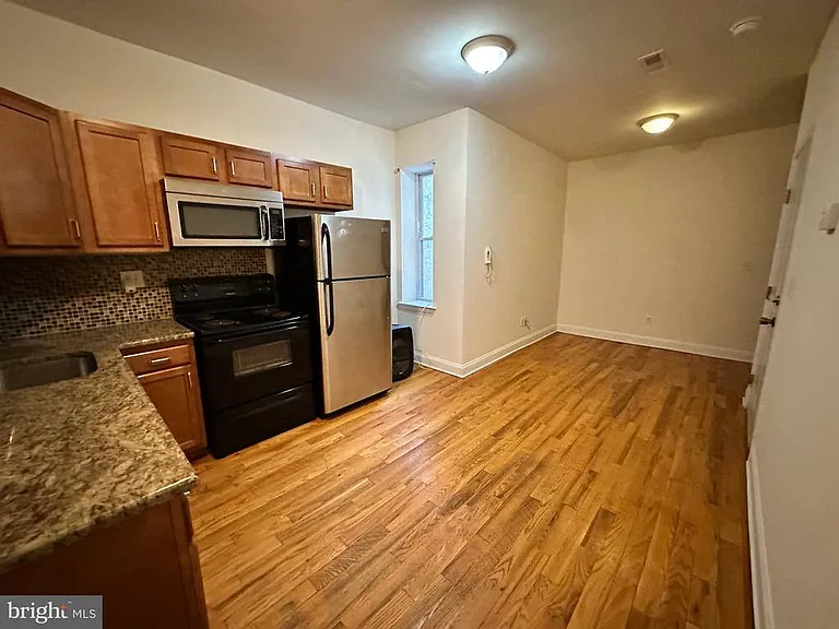 2258 N Park Ave — Photo 3