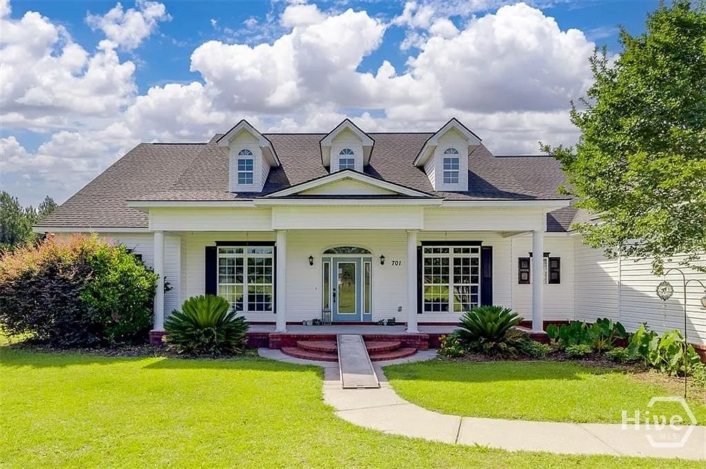 5 bed, 4.5 bath, 4002 sqft, $3,450 — Photo 2