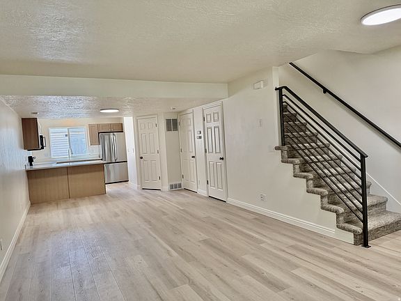 4th image of 2724 S Centerbrook Dr