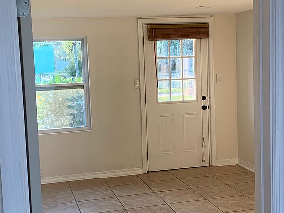 5th image of 6115 Lake Charm Cir