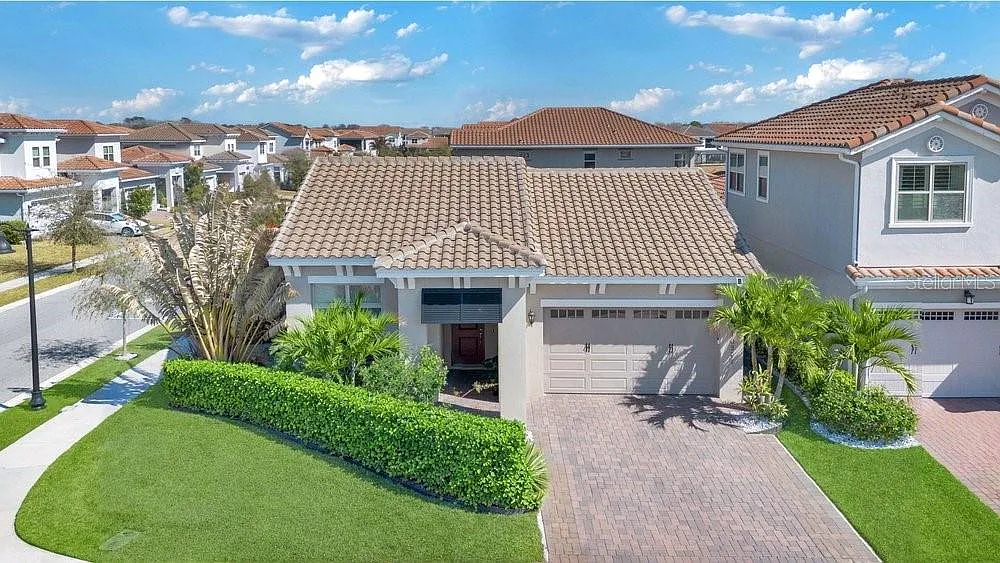 4 bed, 3.0 bath, 2424 sqft, $3,900 — Photo 1
