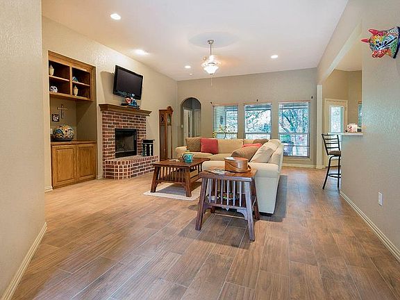 3rd image of 409 Bonita Dr