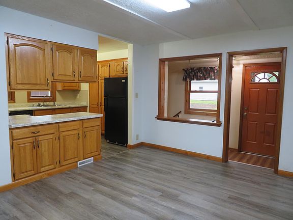 3rd image of 601 E 7th St