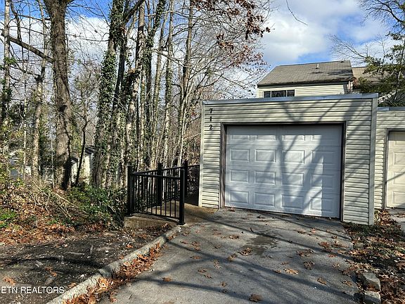 2nd image of 712 Idlewood Ln