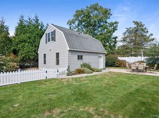 25 Gardners Ln, Hampton Bays, NY 11946