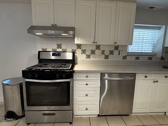 2nd image of 2032 W Erie St #G