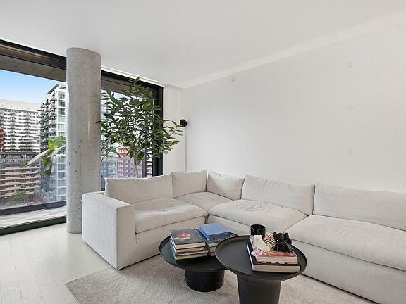 3rd image of 242 Rue Young #1005