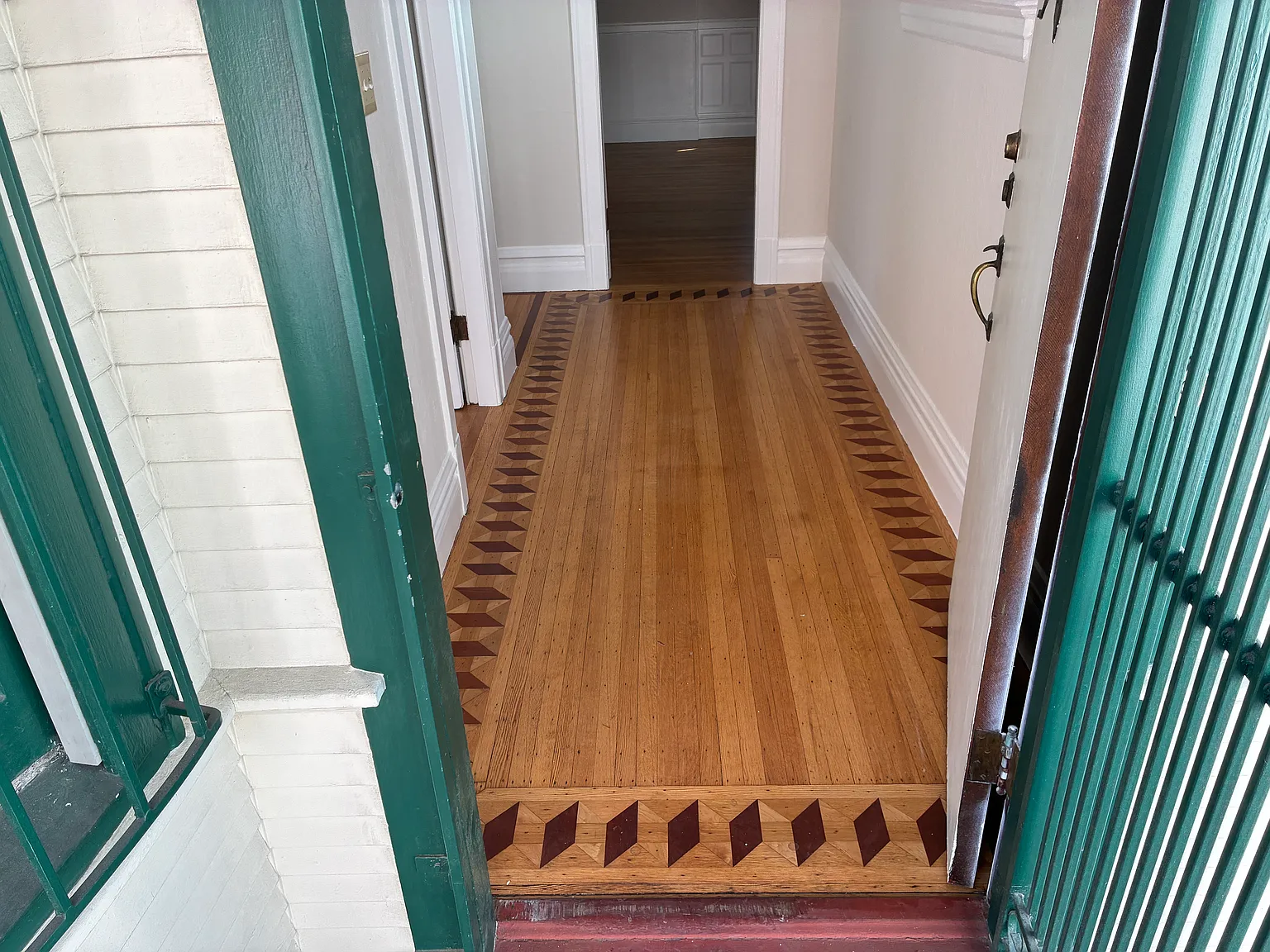 4 bed, 1402 sqft, $5,500 — Photo 2