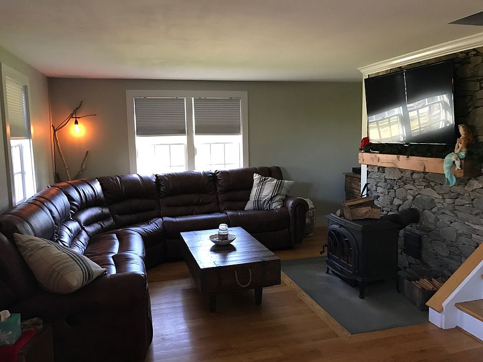 2nd image of 2225 Pleasant St