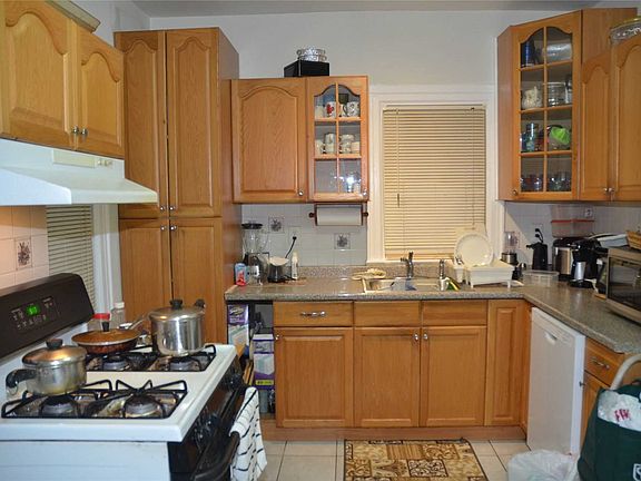5th image of 10431 122nd St