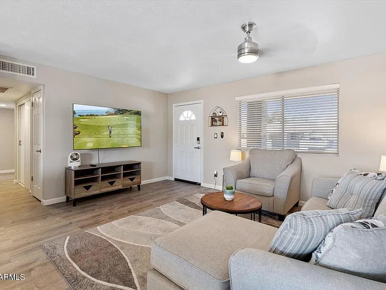 1014 W Angela Dr — Photo 4